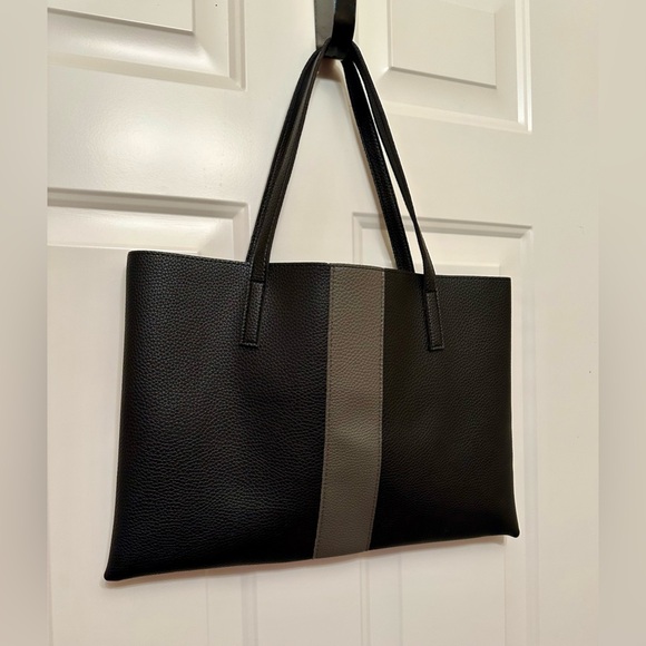 Vince Camuto Handbags - Vince Camuto Black Pebbled Tote w/ Gray Stripe – Large 17.5”